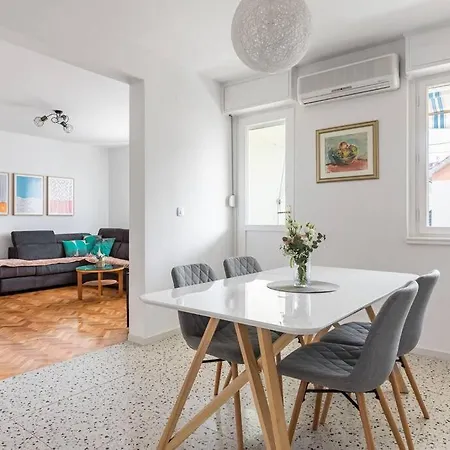 Center + Balcony Apartman