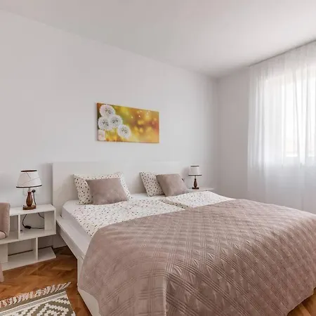 Center + Balcony Apartman